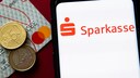 Sparkassen-Logo auf einem Smartphone