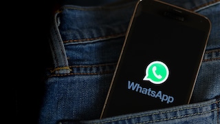 Smartphone mit WhatsApp Logo in einer Hosentasche