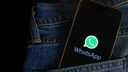 Smartphone mit WhatsApp Logo in einer Hosentasche