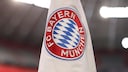 Logo des FC Bayern M&uuml;nchens auf einer Fahne