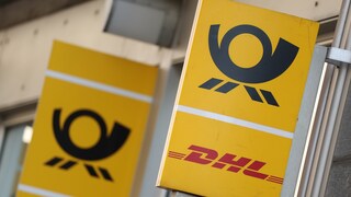 Logos der Deutschen Post an einem Gebäude