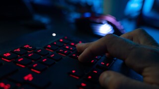 Ein Mann tippt auf einer Tastatur