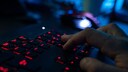 Ein Mann tippt auf einer Tastatur