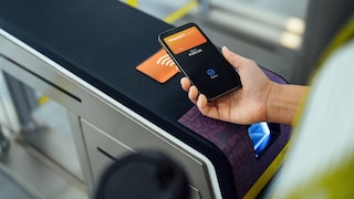Smartphone statt Automat: So verändert bargeldloses Zahlen den Ticketkauf im Nahverkehr
