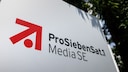 Logo von ProSiebenSat.1 vor einem Gebäude
