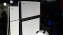 Eine PS5 Slim und eine PS5 Pro