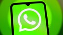 WhatsApp-Logo auf einem Smartphone