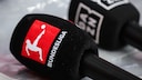 Mikrofone mit Logos der Bundesliga und von DAZN