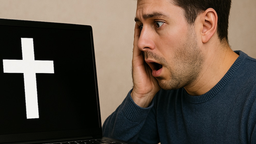 Mann schaut entsetzt auf einen Laptop