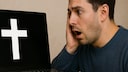 Mann schaut entsetzt auf einen Laptop