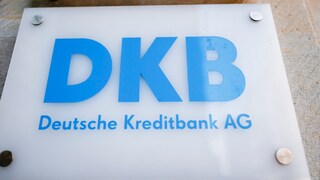 Logo der DKB auf einem Schild