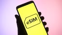 eSIM-Logo auf einem Smartphone