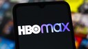HBO Max Logo auf Smartphone