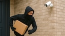 Person klaut ein Paket