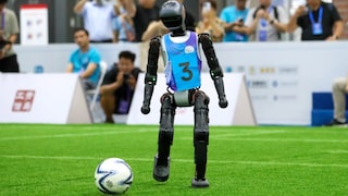 Roboter spielt Fußball beim Robot World Cup (RoboCup) Asia-Pacific Qingdao Invitational Tournament in China
