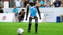 Roboter spielt Fußball beim Robot World Cup (RoboCup) Asia-Pacific Qingdao Invitational Tournament in China