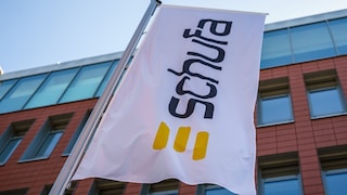 Schufa-Fahne vor einem Gebäude
