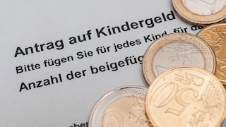 Wer Kindergeld in ETFs investiert, kann laut Verivox bis zur Rente Millionen ansparen