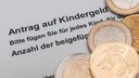Wer Kindergeld in ETFs investiert, kann laut Verivox bis zur Rente Millionen ansparen