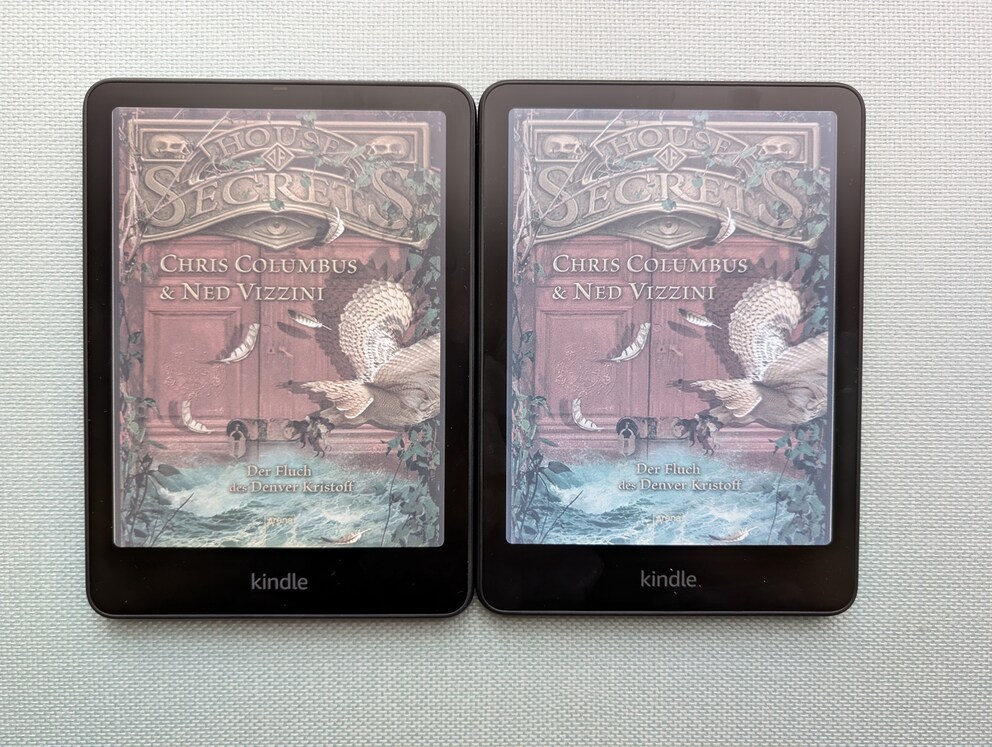Comparison of the displays. On the left, the Kindle Colorsoft from 2024, on the right, the version from 2025