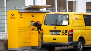 Die Deutsche Post setzt zunehmend auf Automaten, um ihr Filialnetz trotz Strukturwandel und Personalmangel aufrechtzuerhalten