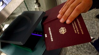 Person nutzt Reisepass am Flughafen