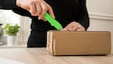 Frau öffnet ein Paket