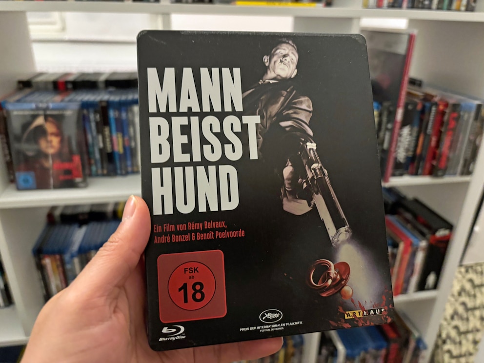Mann beisst Hund