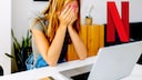 Frau sitzt vor dem Laptop und schl&auml;gt sich die H&auml;nde vors Gesicht