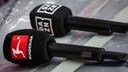 Bundesliga- und DAZN-Logos auf Mikrofonen