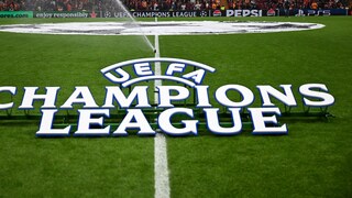Logo der UEFA Champions League auf einem Fußballfeld