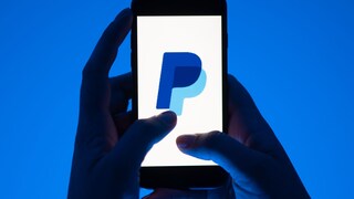 Ein Smartphone mit dem Logo von Paypal