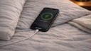 Am besten griffbereit und vollgeladen: Viele stecken das iPhone nachts an den Strom und legen es unter das Kopfkissen.