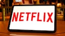 Netflix-Logo auf einem Tablet
