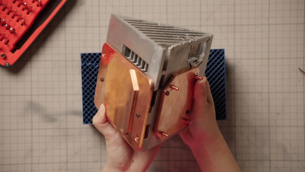 Der dreieckige K&uuml;hlk&ouml;rper f&uuml;hrt W&auml;rme von Xbox, PlayStation und Switch gleichzeitig ab