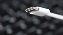 Früher kaum vorstellbar, heute Realität: USB-C ist ein einfacher, universeller Stecker, der nicht nur schnell Daten überträgt, sondern auch noch beidseitig einsteckbar.