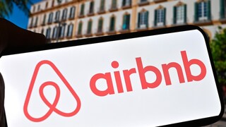 Airbnb-Logo auf einem Smartphone