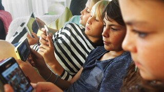 Kinder mit Smartphones in der Hand