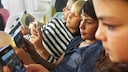 Kinder mit Smartphones in der Hand
