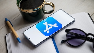 Smartphone auf nOtizbuch mit Apple App Sore Logo