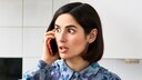 Frau telefoniert schockiert
