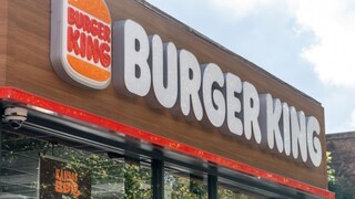 Schild mit Burger King Aufschrift über Filiale