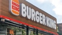 Schild mit Burger King Aufschrift &uuml;ber Filiale