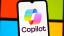 Smartphone mit Copilot-Logo