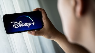Smartphone mit Disney+-Logo