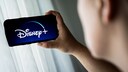 Smartphone mit Disney+-Logo