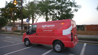 Sprinter in rot mit JoyExpress-Logo
