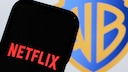 Logos von Netflix und Warner Bros.