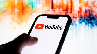 Smartphone mit YouTube-Logo