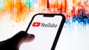 Smartphone mit YouTube-Logo